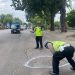 Peduli Keselamatan Berkendara, Polisi di Sidoarjo Berikan Tanda Jalan Berlubang