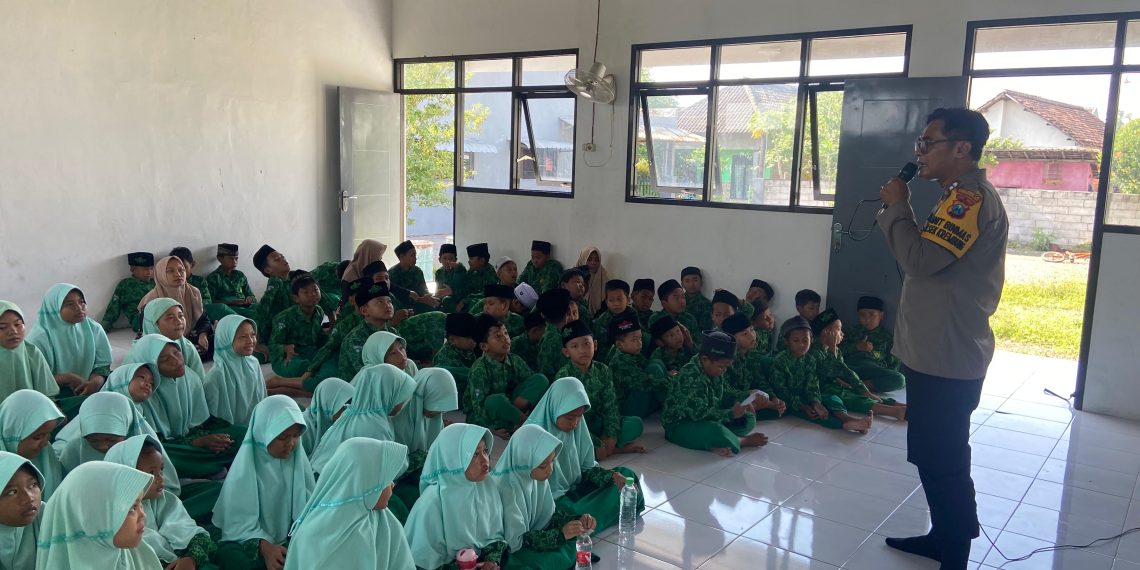 Polsek Krembung Edukasi Bahaya Bullying di MI As Syakira