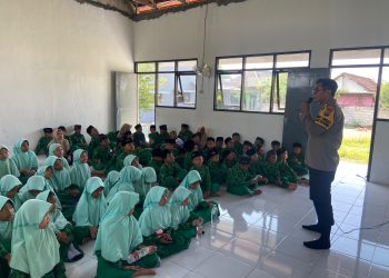Polsek Krembung Edukasi Bahaya Bullying di MI As Syakira