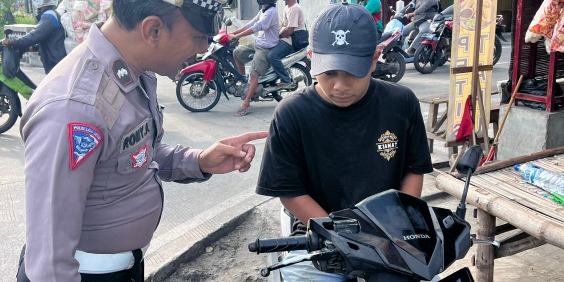 Edukasi Pentingnya Penggunaan Helm bagi Pengendara