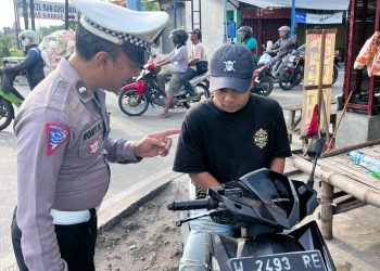 Edukasi Pentingnya Penggunaan Helm bagi Pengendara