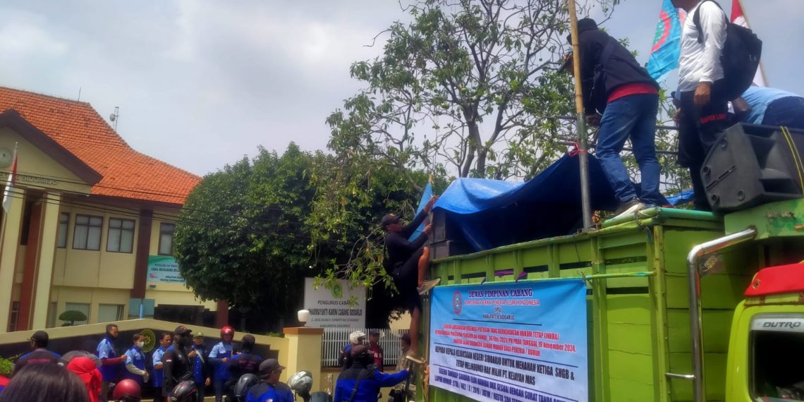 Ratusan Buruh Demo PN Sidoarjo Desak Eksekusi Tanah di Tambakoso