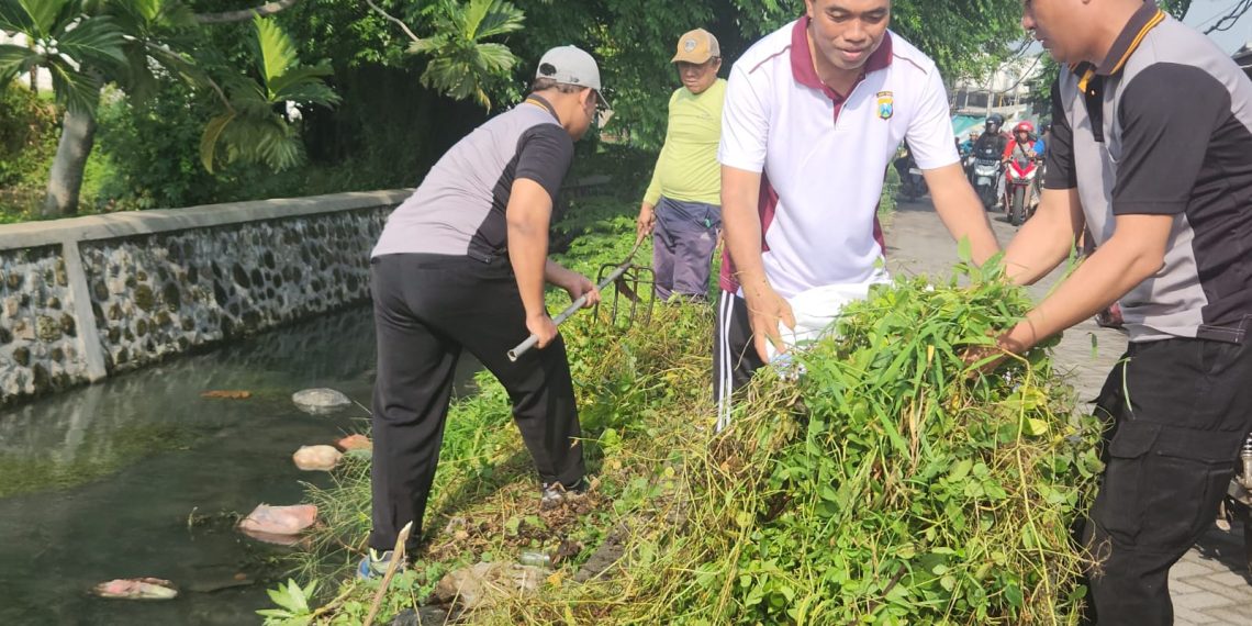 Polsek Gedangan Gelar Kerja Bakti Bersihkan Aliran Sungai