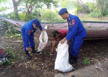 Satpolairud Polresta Sidoarjo bersama Nelayan Bersihkan Sampah di Kawasan Pesisir