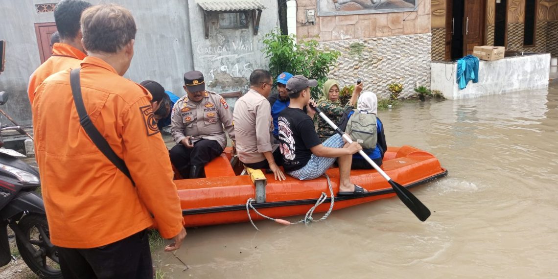 Kapolsek Krian Tinjau Banjir Luapan Sungai Mas di Desa Barengkrajan