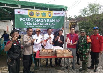 Solid Bersinergi Dirikan Tenda Darurat Siaga Banjir di Desa Barengkrajan