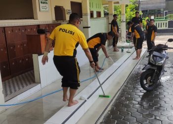 Jelang Ramadhan Polisi Sidoarjo Bersihkan Masjid