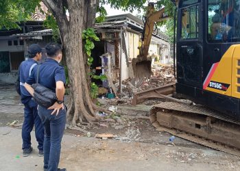 PT KAI Bongkar Bangli di Depan Stasiun Sidoarjo