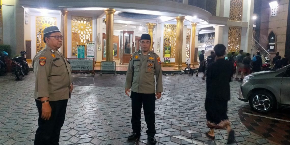 Polsek Gedangan Amankan Pelaksanaan  Tarawih Pertama di Masjid Al Hidayah