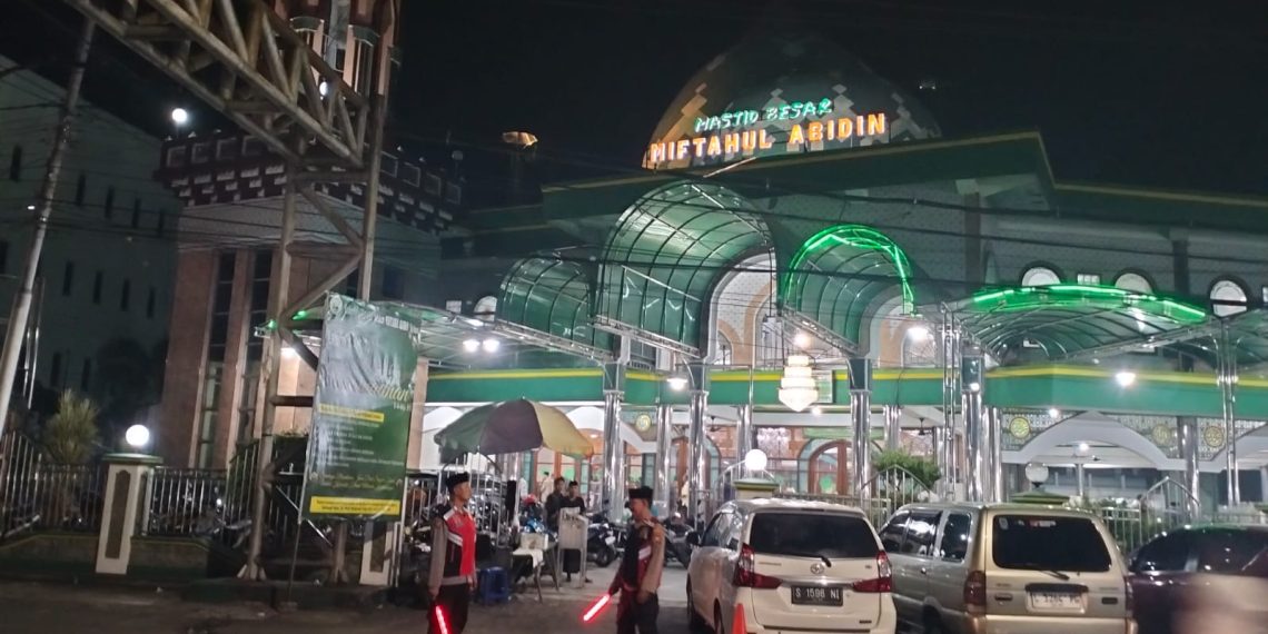 Berikan Rasa Aman dan Nyaman Ibadah, Polsek Krian Siagakan Anggota