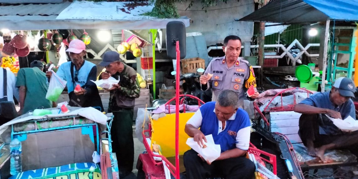 Polsek Krian Bagikan Takjil dan Buka Bersama Abang Becak