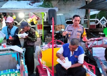 Polsek Krian Bagikan Takjil dan Buka Bersama Abang Becak
