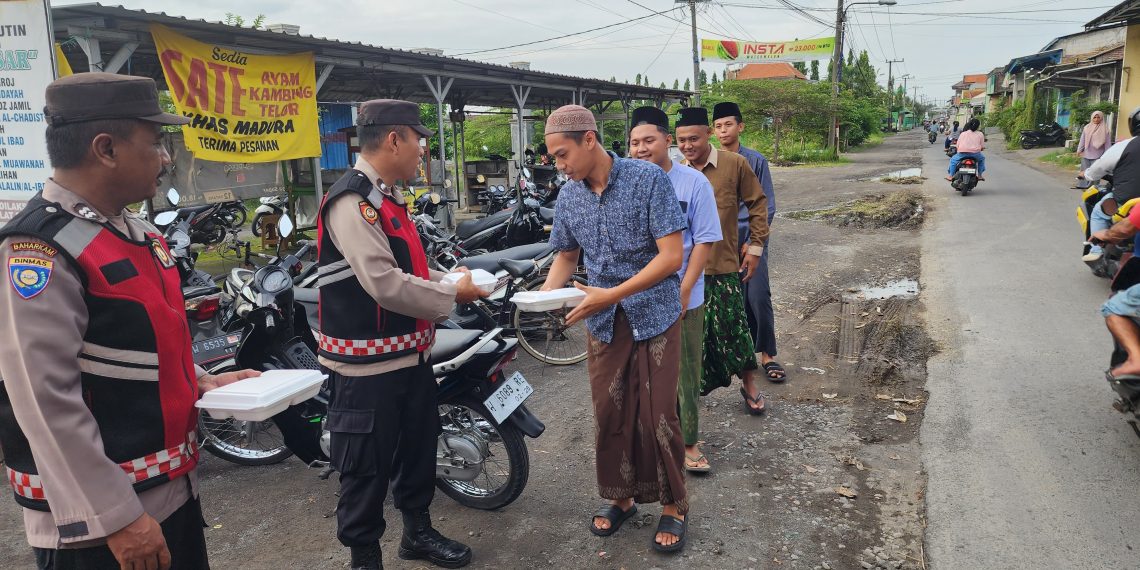 Polsek Tulangan Bagikan Takjil Gratis Diiringi Dengan Kultum Oleh Kapolsek