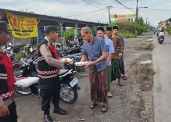 Polsek Tulangan Bagikan Takjil Gratis Diiringi Dengan Kultum Oleh Kapolsek