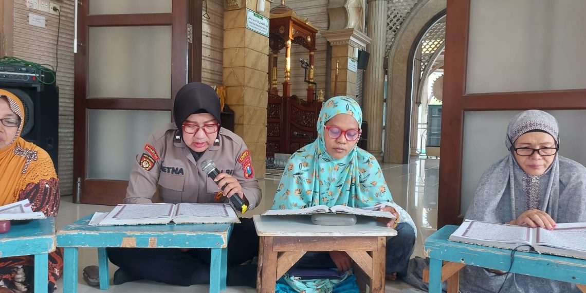 Polwan Polsek Taman Tadarus bersama Warga