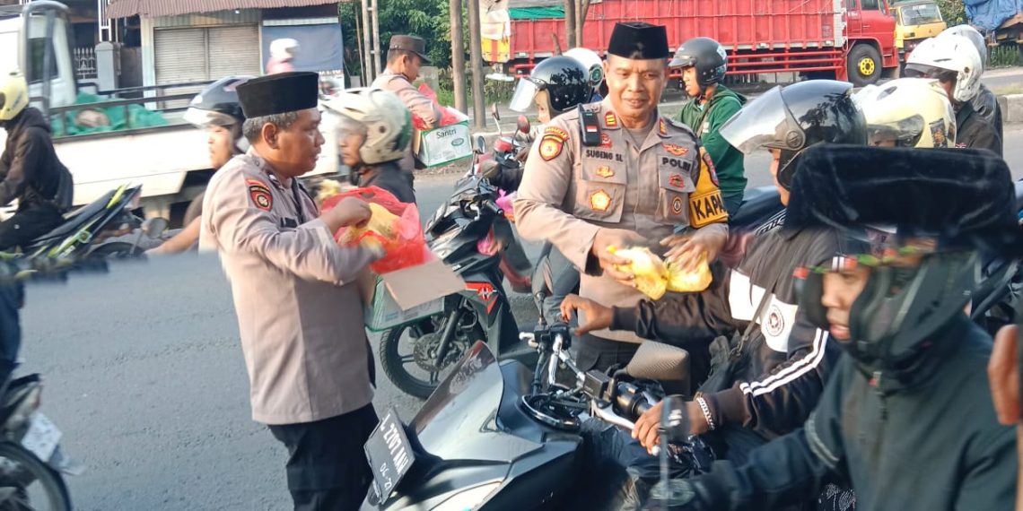 Polsek Balongbendo Bagikan Takjil Ramadhan