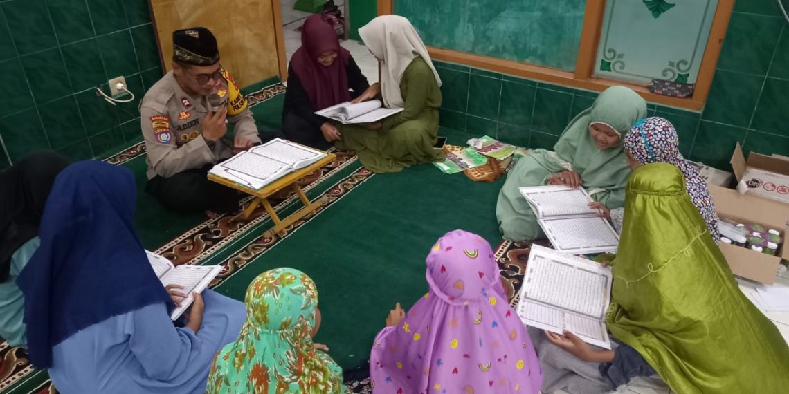 Kanit Binmas Polsek Krembung Gelar Tadarus Al-Qur’an Bersama Remaja