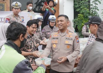 Peduli Pengendara di Bulan Ramadhan, Polresta Sidoarjo Bagikan Takjil
