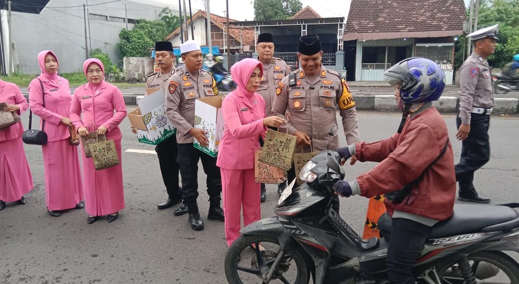 Kapolsek Balongbendo bersama Pengurus Bhayangkari Bagikan Takjil dan Santunan Anak Yatim Piatu