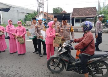 Kapolsek Balongbendo bersama Pengurus Bhayangkari Bagikan Takjil dan Santunan Anak Yatim Piatu