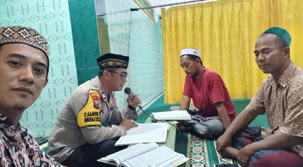Kanit Binmas Polsek Krembung Semangat Tadarus Al Qur’an bersama Warga