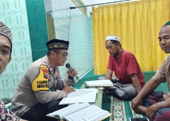 Kanit Binmas Polsek Krembung Semangat Tadarus Al Qur’an bersama Warga