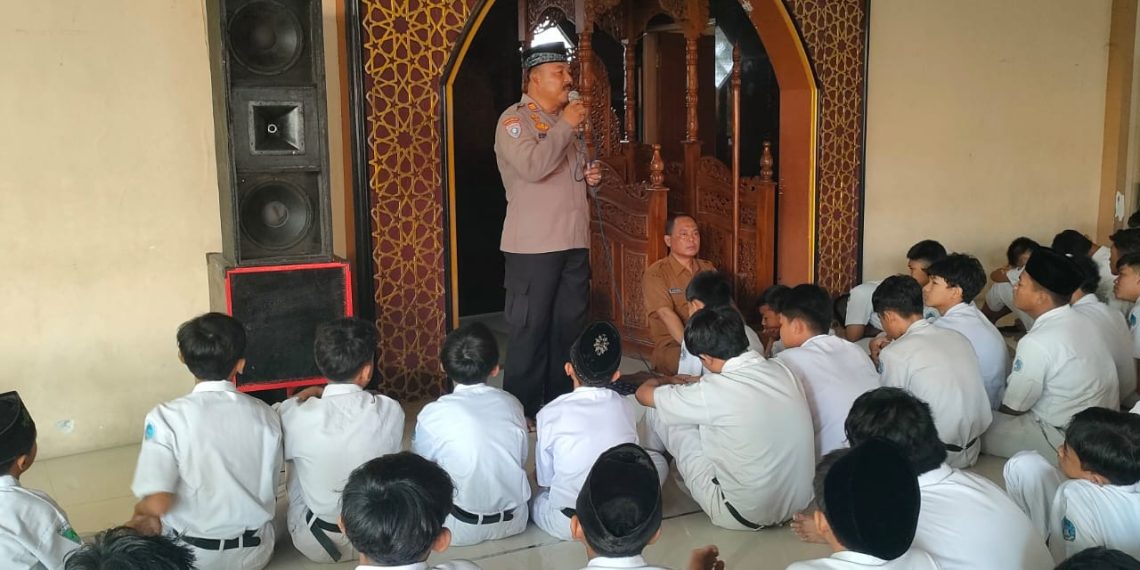 Kanit Binmas Polsek Krian Jadi Narasumber Pondok Ramadan di SMPN 2