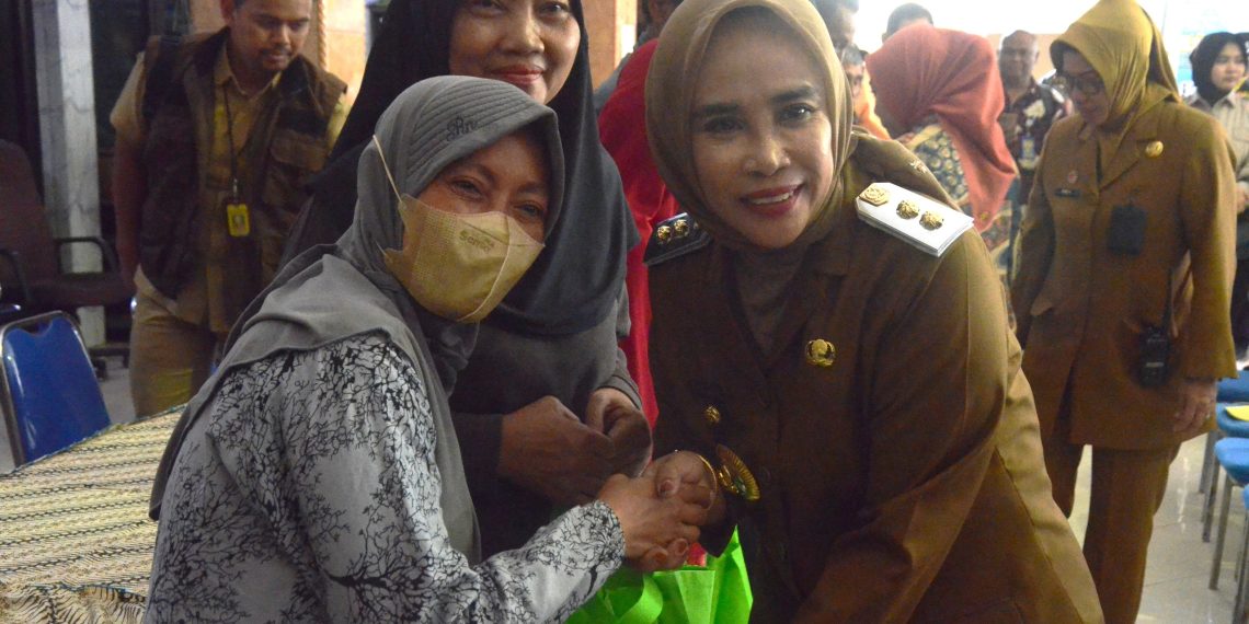 Dukung Program CSR Sidoarjo, PT ECCO bersama Wabup Hj Mimik Idayana Serahkan Bantuan Bahan Pangan Kec Candi