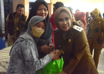 Dukung Program CSR Sidoarjo, PT ECCO bersama Wabup Hj Mimik Idayana Serahkan Bantuan Bahan Pangan Kec Candi