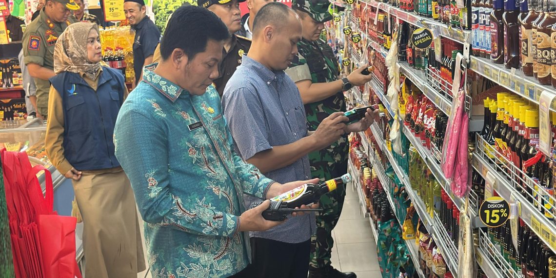 Sidak Supermarket Jelang Lebaran, Bupati Sidoarjo Subandi Temukan Kemasan Produk Susu Rusak, Perintahkan Diganti