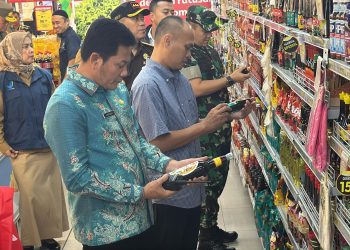 Sidak Supermarket Jelang Lebaran, Bupati Sidoarjo Subandi Temukan Kemasan Produk Susu Rusak, Perintahkan Diganti