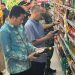 Sidak Supermarket Jelang Lebaran, Bupati Sidoarjo Subandi Temukan Kemasan Produk Susu Rusak, Perintahkan Diganti