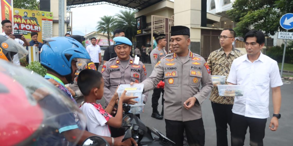 Lebih Dekat Masyarakat, Polresta Sidoarjo Bagikan Takjil Depan Mako