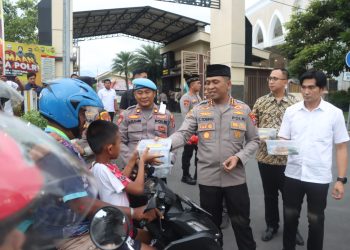 Lebih Dekat Masyarakat, Polresta Sidoarjo Bagikan Takjil Depan Mako