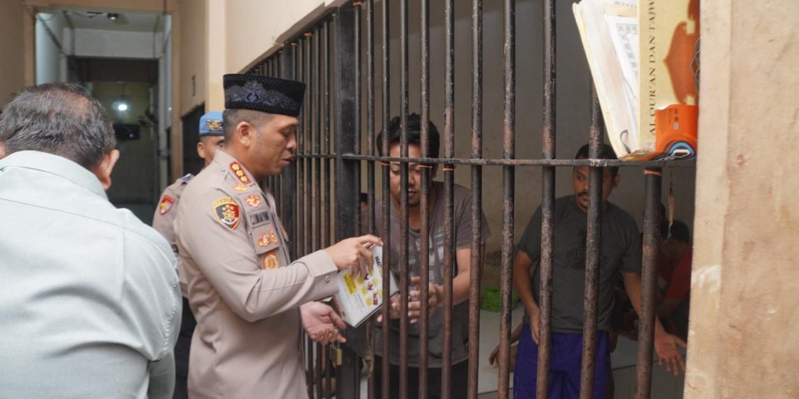 Kapolresta Sidoarjo Bagikan Takjil Buka Puasa ke Tahanan
