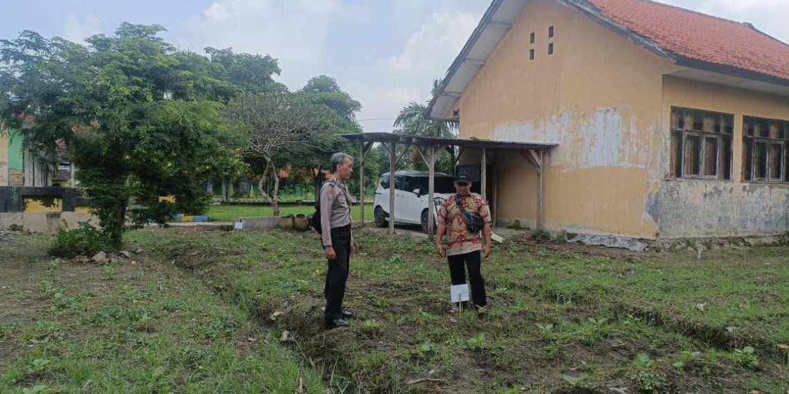 Bhabinkamtibmas Polsek Prambon Dampingi Kelompok Tani Terong dan Cabai