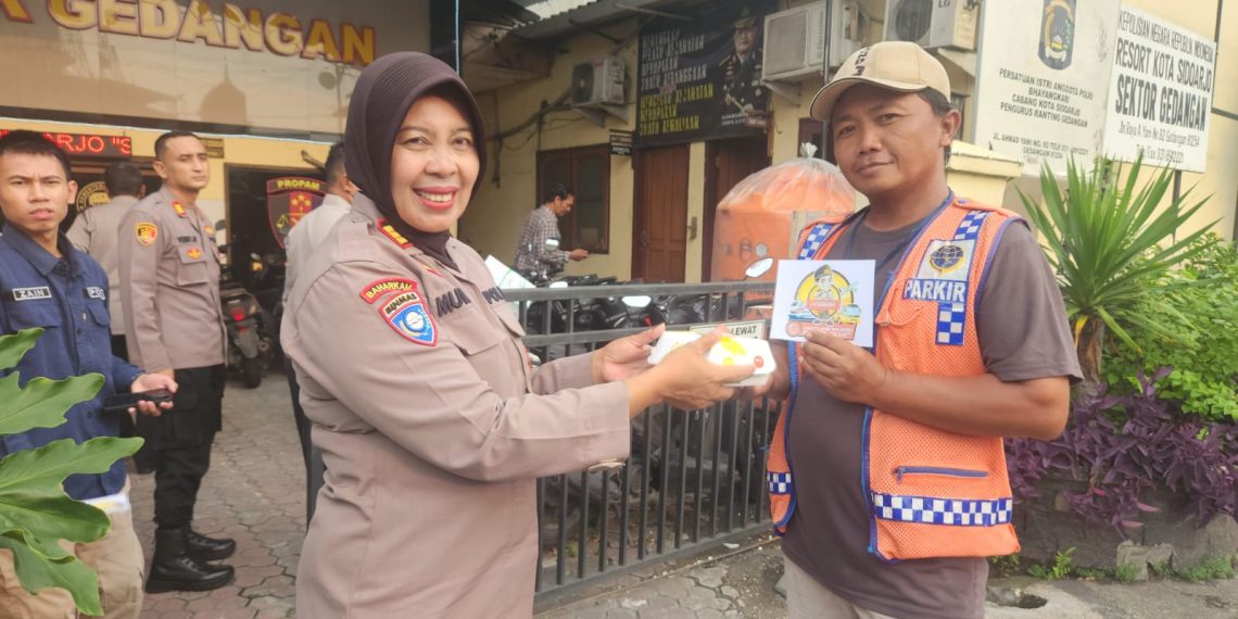 Polsek Gedangan Bagikan Takjil dan Stiker Hotline Mudik Polri 110 kepada Pengguna Jalan