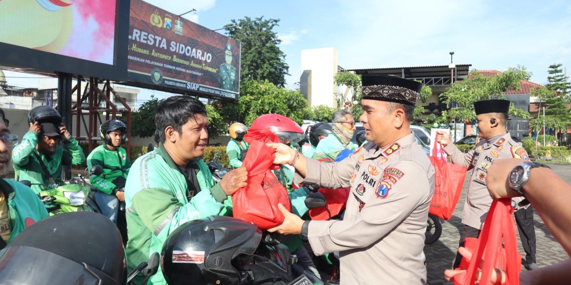 Polresta Sidoarjo dan Bhayangkari Gelar Baksos Serta Bazar Ramadhan Polri Presisi