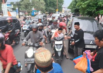 PWI Sidoarjo Bagikan Ratusan Takjil depan Balai Wartawan