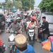 PWI Sidoarjo Bagikan Ratusan Takjil depan Balai Wartawan