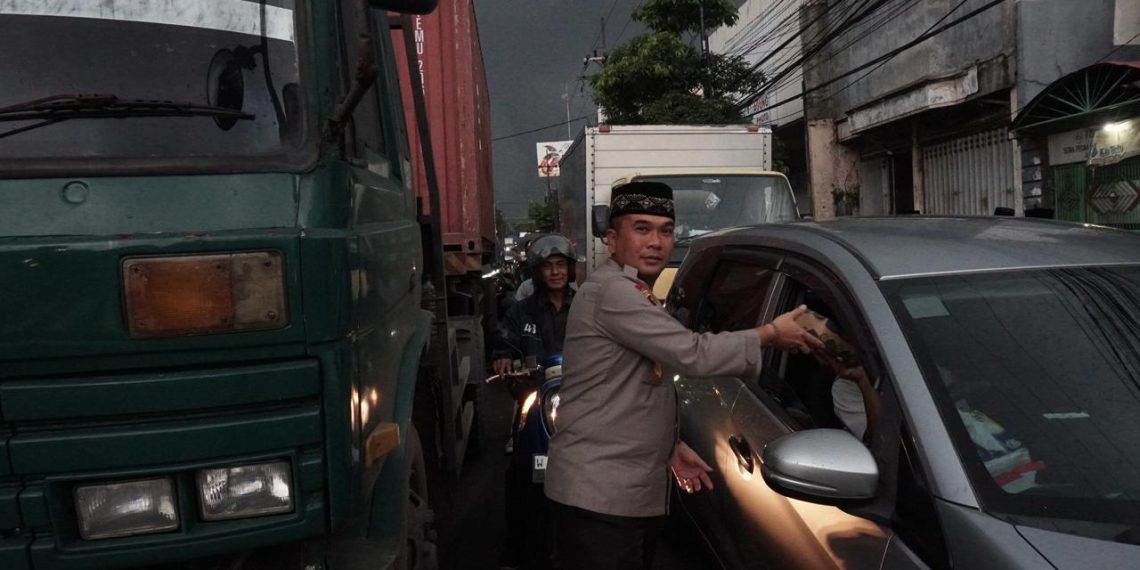 Polresta Sidoarjo Gelar Safari Ramadhan dan Bagikan Takjil di Perempatan Gedangan