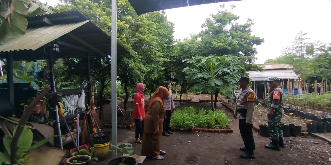 Warga Desa Kepuh Kiriman Manfaatkan Fasum untuk Ketahanan Pangan, Polsek Waru Beri Pendampingan