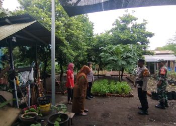 Warga Desa Kepuh Kiriman Manfaatkan Fasum untuk Ketahanan Pangan, Polsek Waru Beri Pendampingan