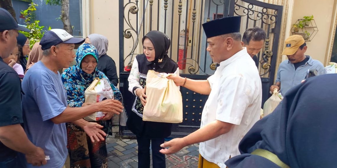 Keluarga Besar Rahmat Muhajirin Bagikan 7500 Paket Lebaran ke Warga  Sidoarjo