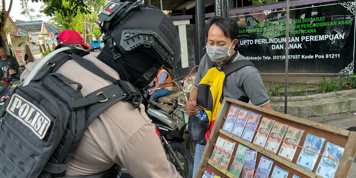 Polresta Sidoarjo Patroli Cegah Peredaran Uang Palsu Jelang Lebaran