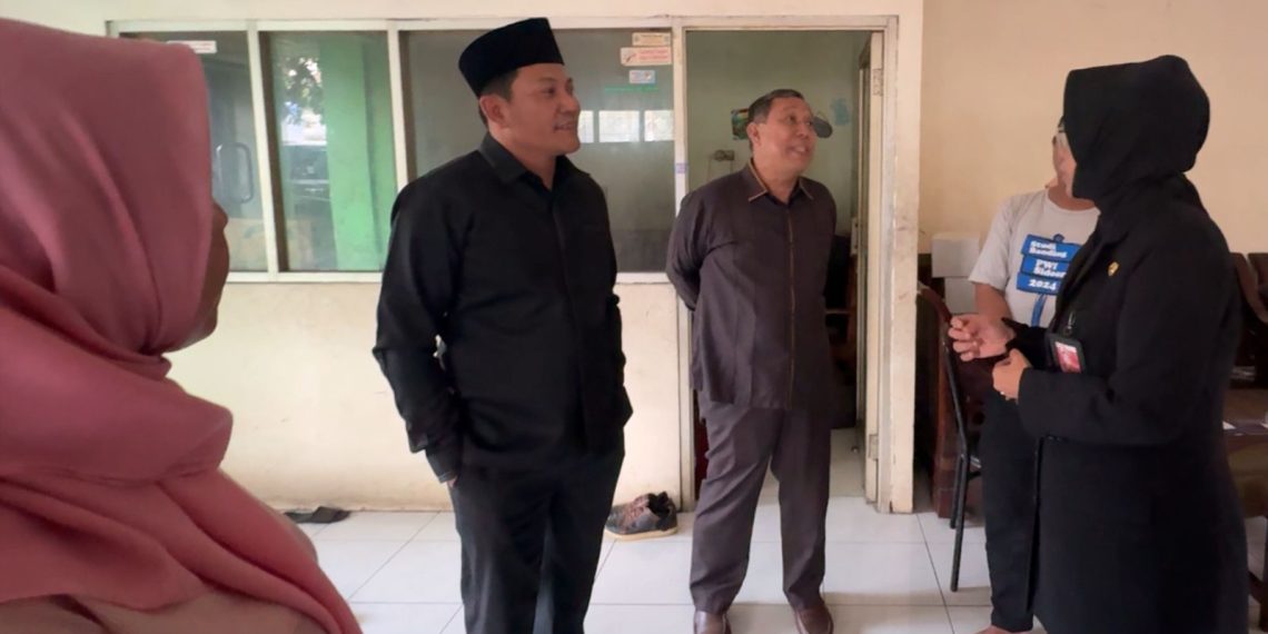 Bupati Subandi Kunjungi Balai Wartawan Sidoarjo, Bantu Perbaikan Fasilitas yang Rusak