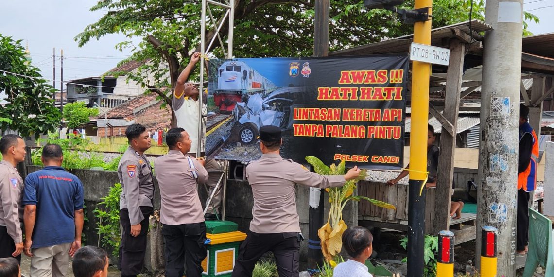 Polisi Pasang Spanduk Himbauan di Perlintasan Kereta Api Tidak Berpalang