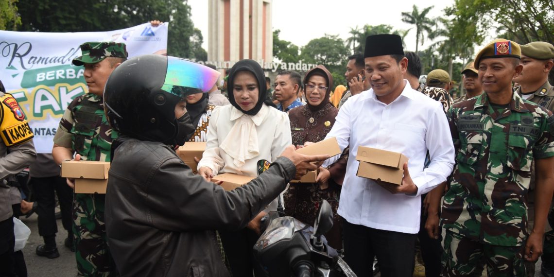 Forkopimda Sidoarjo Bagikan 4 Ribu Takjil