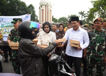 Forkopimda Sidoarjo Bagikan 4 Ribu Takjil