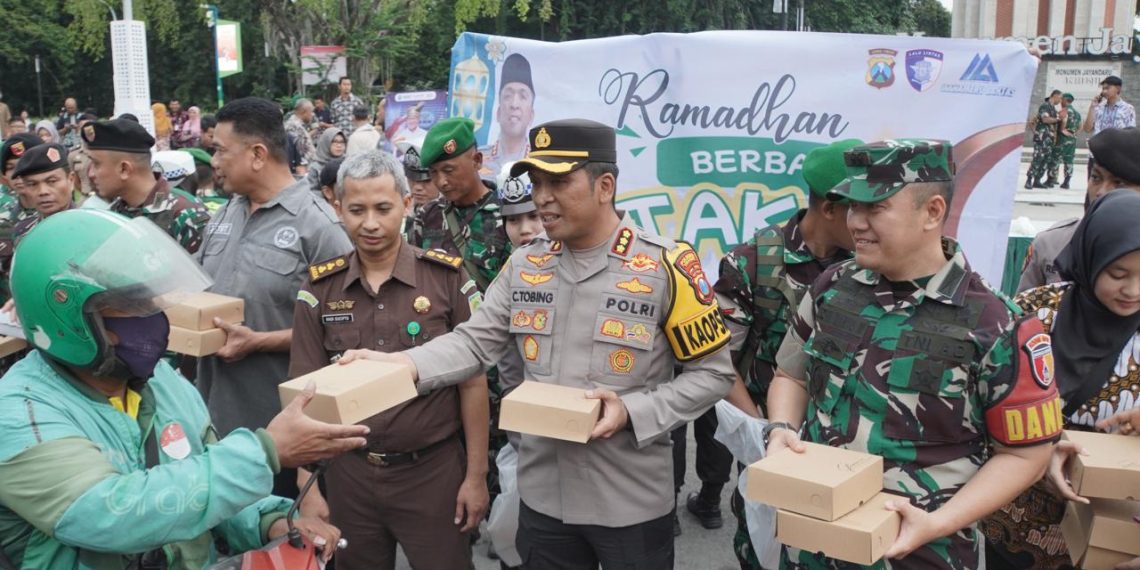 Solid untuk Masyarakat, Forkopimda Sidoarjo Bagikan Takjil Bersama